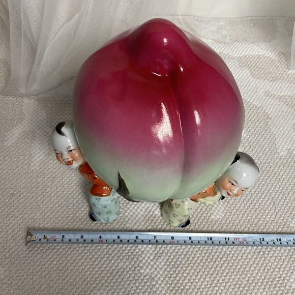 Vintage porcelain Chinese peach supported by 3 boys/men 11” tall - Picture 10 of 17